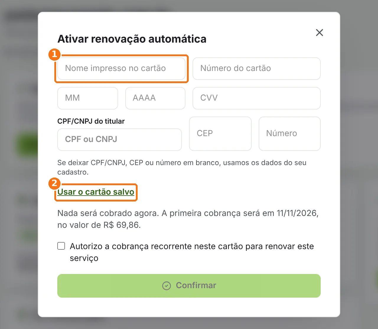 Janela de renovação automática com os campos do novo cartão e o link Usar o cartão salvo destacados
