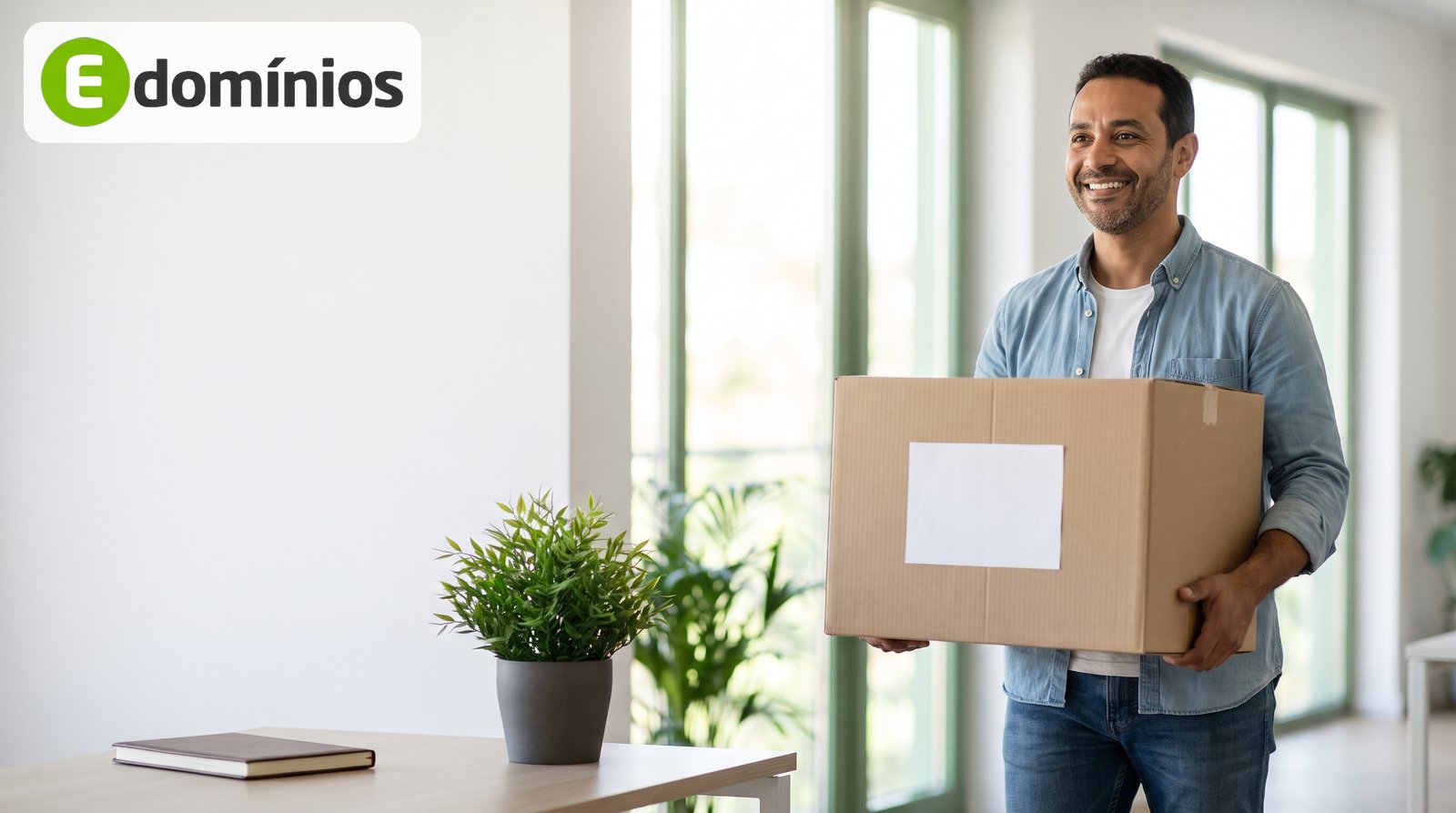 Empreendedor sorridente chega a um escritório novo carregando uma caixa de mudança